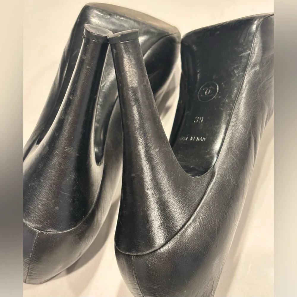 CHANEL G25723 Black Leather Peep-Toe Pumps - Interlocking CC Logo - Size 39
